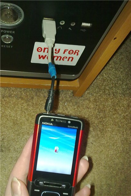 Можно подзаряжать телефон. Штекер USB для Nokia 311. Зарядка телефона через USB. Зарядка для телефона провод через телефон. USB вставленный в зарядку.
